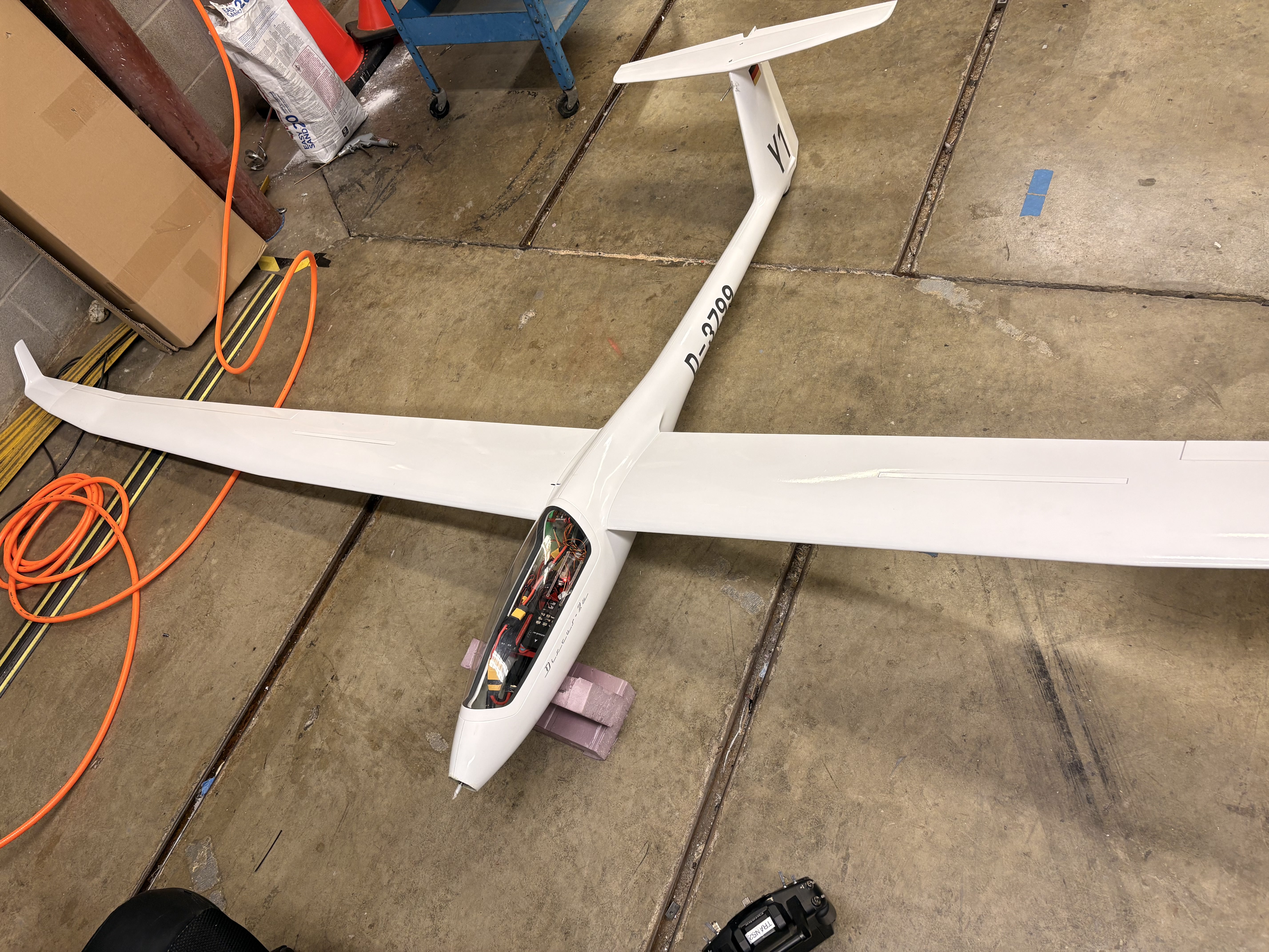 Detailed wiring schematic for the UAV flight controller and servos